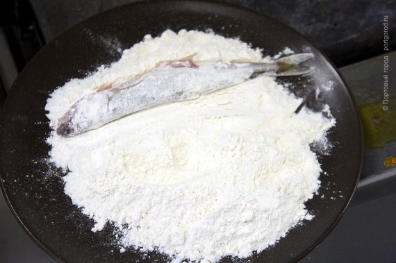 Будущая маринованная корюшка в муке