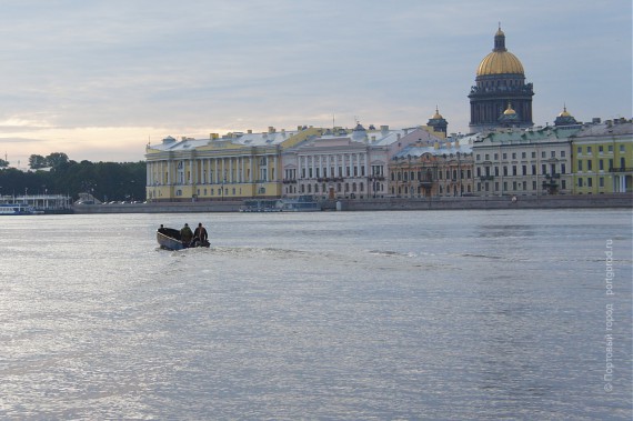 Исаакиевский собор и лодка на Неве