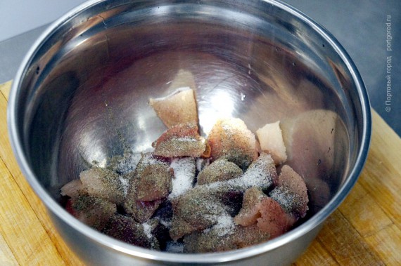 Солим и перчим рыбу