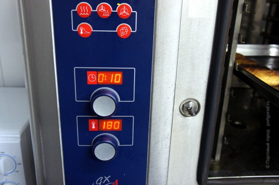 Ставим в духовку на 10 минут и 180 градусов