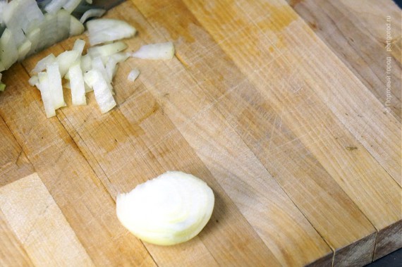 Шинкуем репчатый лук